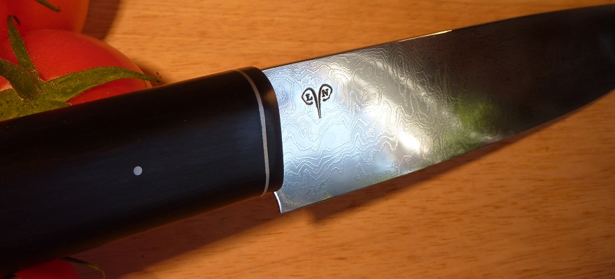 Couteau grand chef, lame damas 15N20/O2 de 210 mm,manche en ébène de macassar, entretoises en inox et corne de buffle noir.